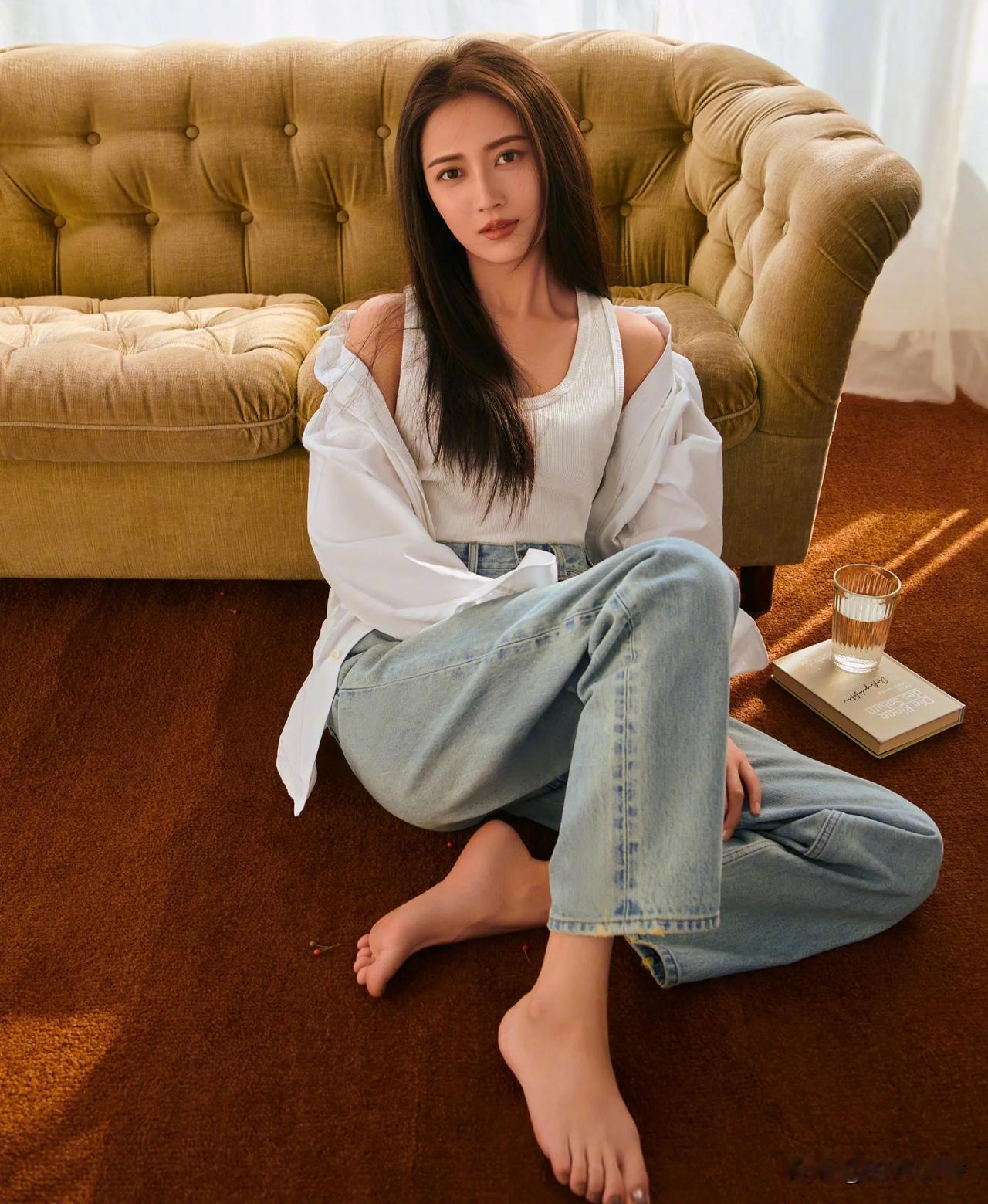 她是90后的四川辣妹子，出生于幸福巴适的城市成都！做为非表演专业毕业的大学生，她