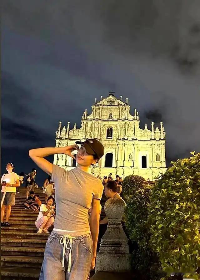 44岁蔡依林夜游澳门，打扮时尚身姿苗条，魅力四射真好看！[得意][玫瑰]