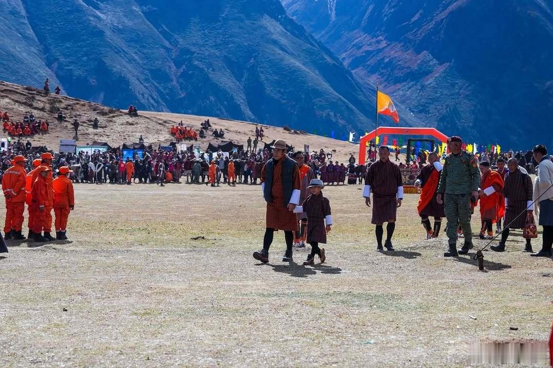 不丹王室 🇧🇹10月23日，国王一家五口出席皇家高地节。世界各国王室[超话]