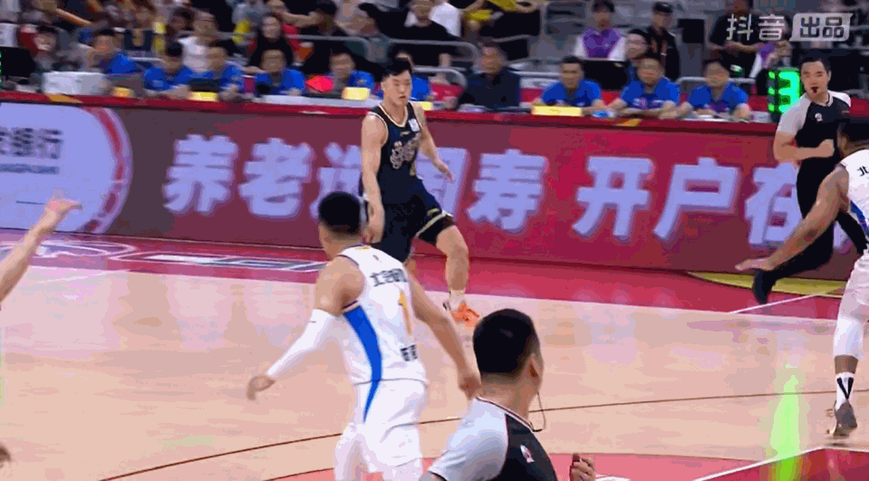 张皓嘉上空篮不中广东男篮16比1北京男篮  京粤再次相遇，广东坐镇主场顺风顺水，
