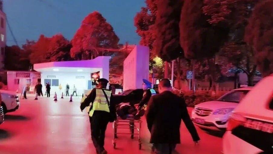 【交警28分钟打通生命通道】“跟着警车走！”近日，云南寻甸，一游客突发腹部出血遇