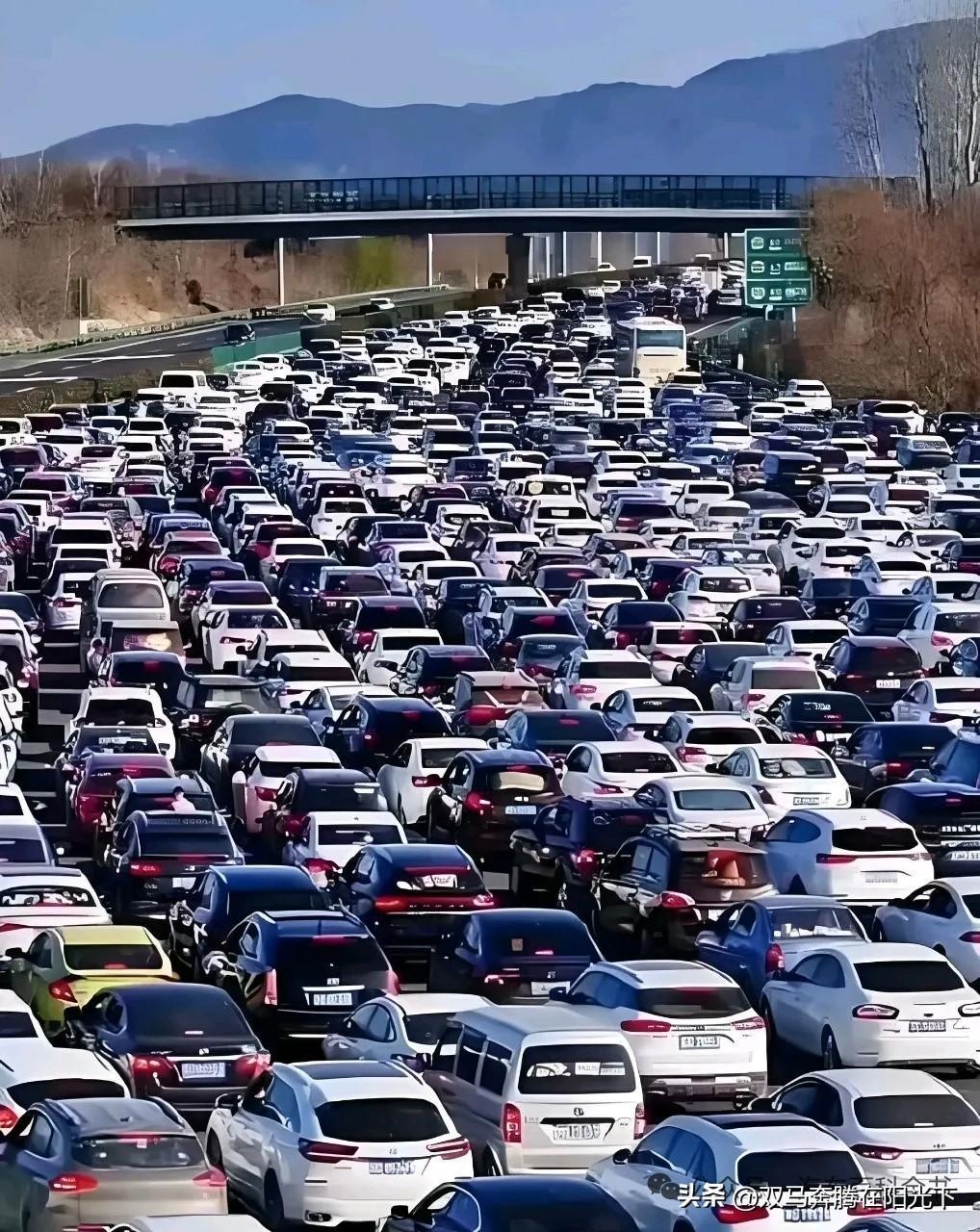 北京摇号，个人中签率不到千分之一。
身边结了婚的朋友，中签率是你的六倍多。
这哪