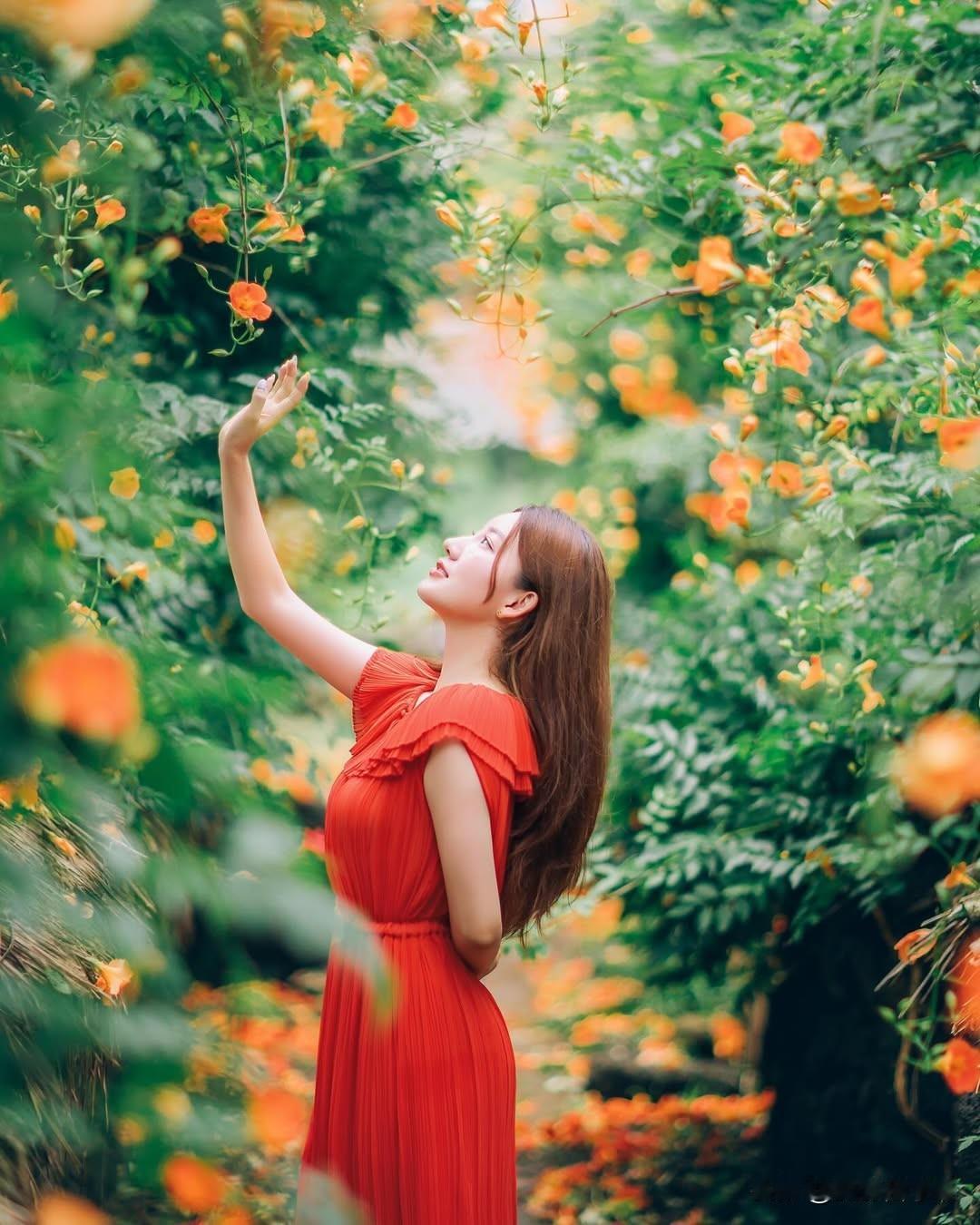 8个春日仙女姿势，这样拍照，点赞必须爆
一、红裙侧站两排花树中间，一手背后一手伸