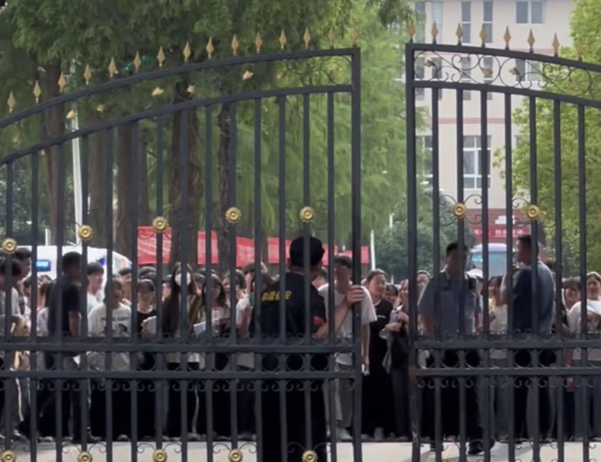 2026年高考报名人数新鲜出炉，总共是1290万人，比去年整整少了几十万！
这已
