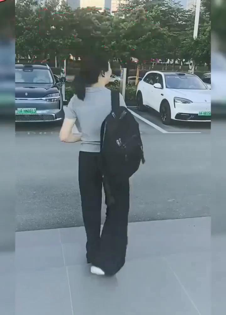 在一个普通的周三，一直给我们兜底的领导离职了，伤心程度不亚于自己失恋了。