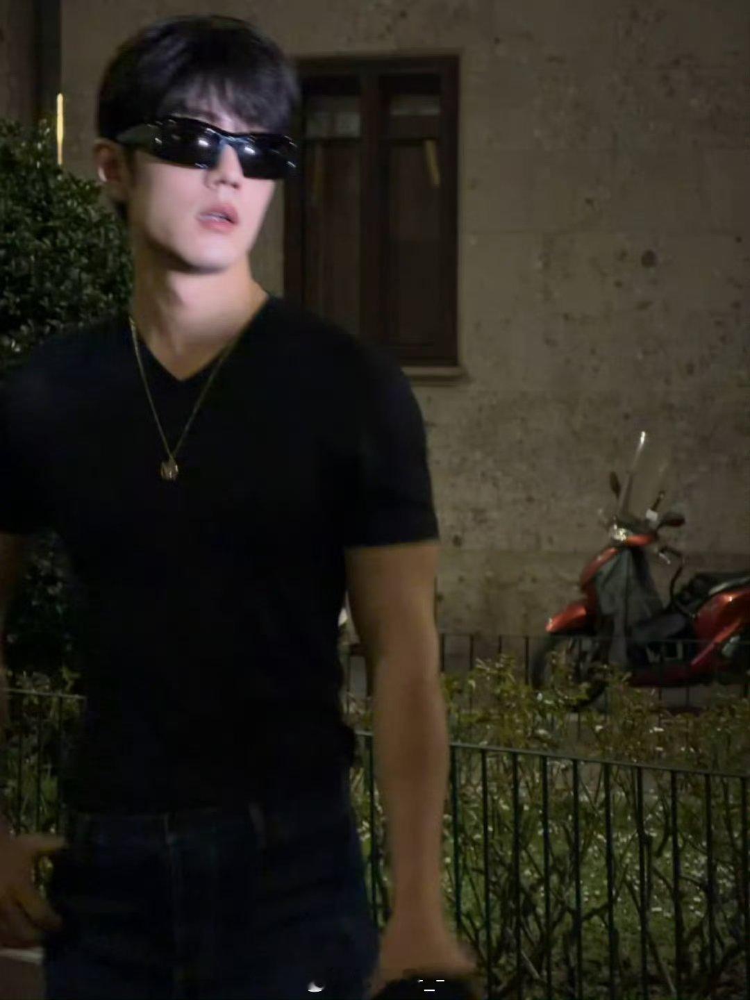 夜晚街头的随拍，氛围感拉满，展现了顶级的时尚表现力和生图颜值摘墨镜的肖战