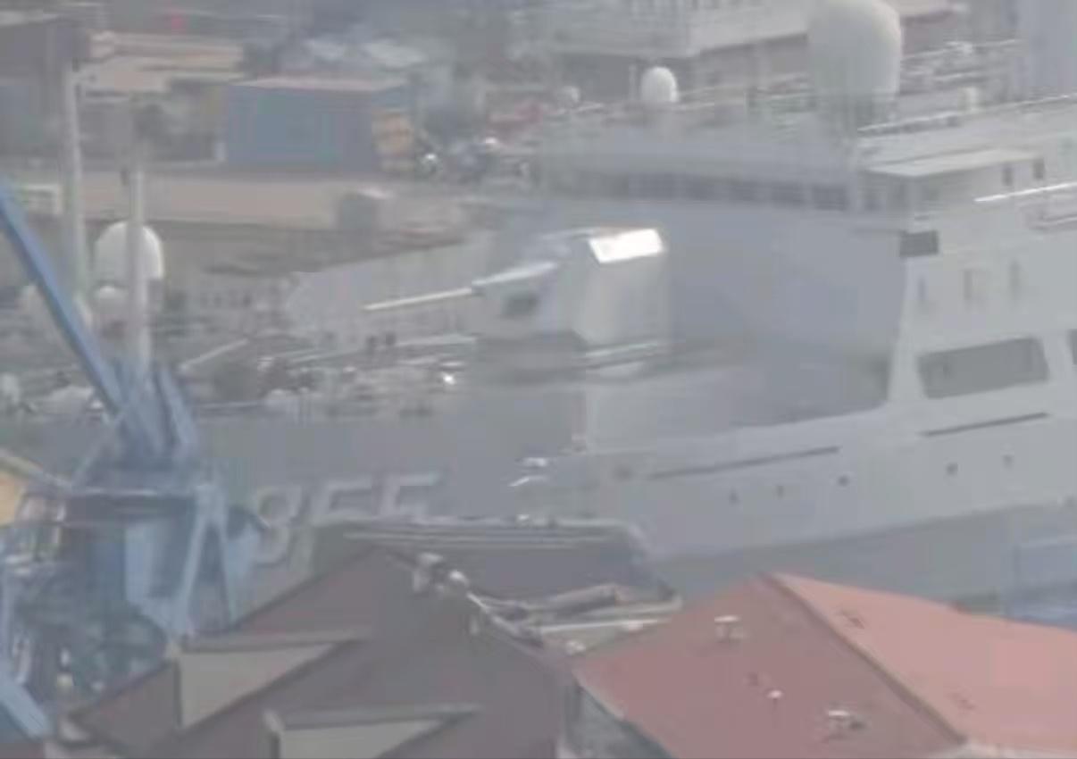 给055最新改进型准备的155毫米大口径舰炮已经开始装舰测试了，看来整个系统的研