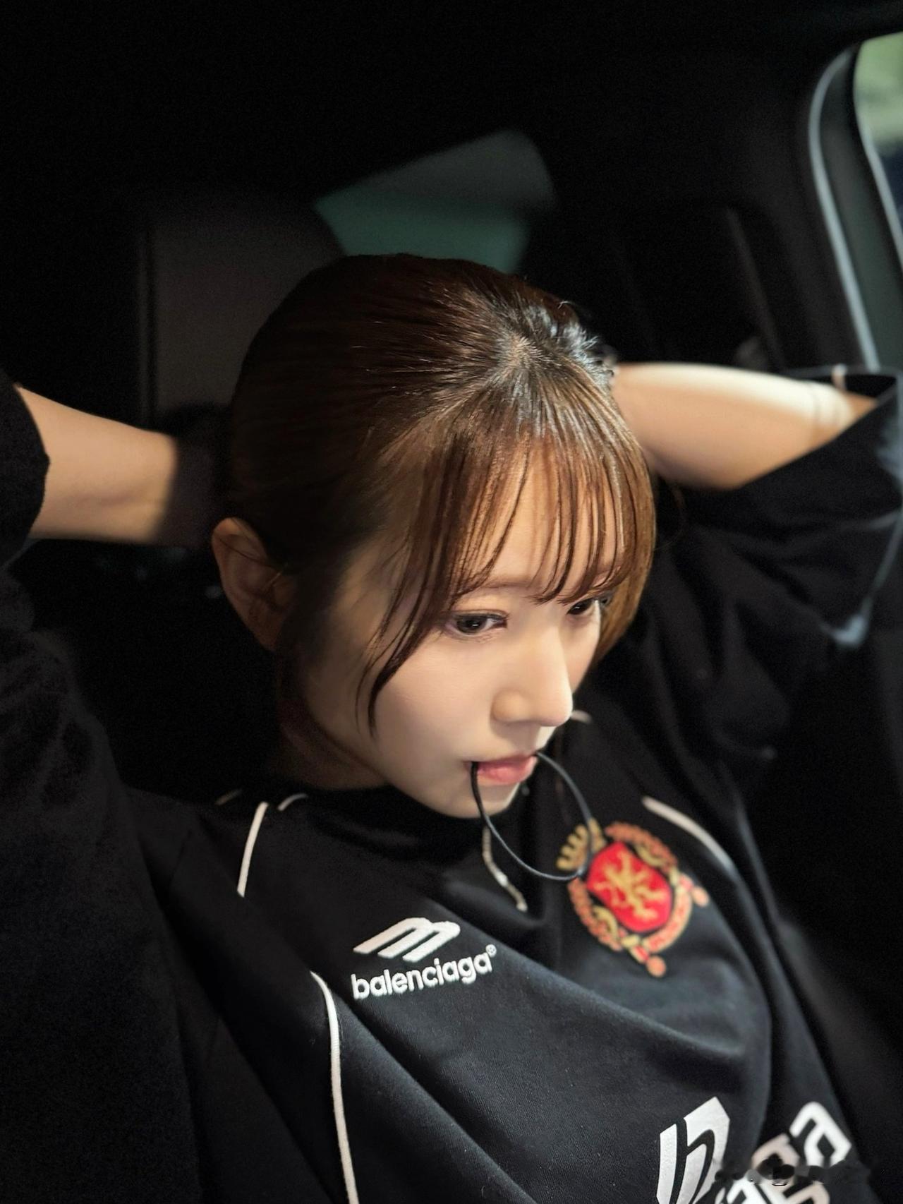 巴黎世家球服也很帅气呀巴黎世家 如何展现女孩独特的时尚魅力?