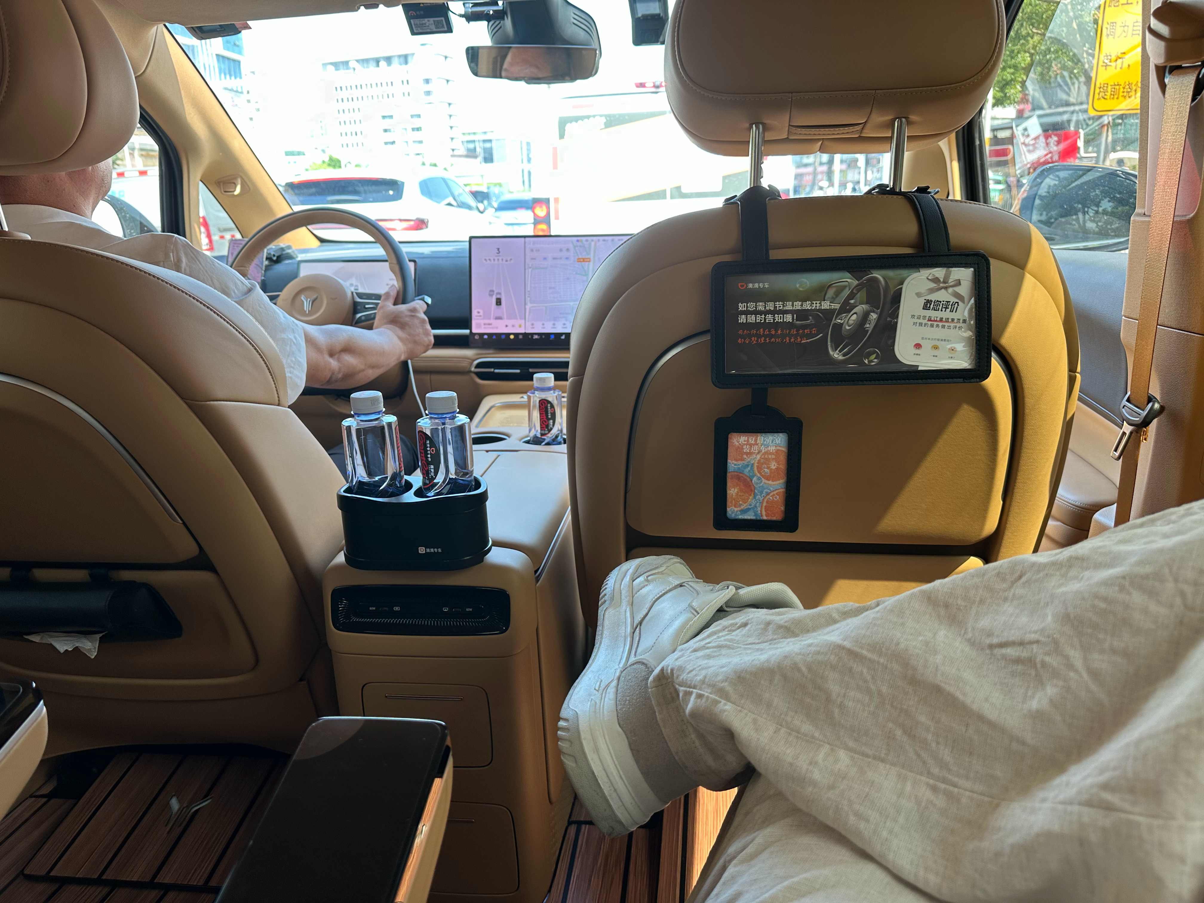 去机场打专车，居然免费给我升舱了六座MPV专车。来的是一台岚图梦想家，有一说一，