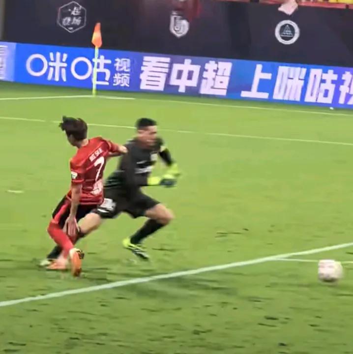 韦世豪是太了解王大雷了，看到王大雷又想表演，马上从后场冲上去上抢，这速度是真快啊