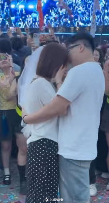【#男子音乐节求婚女友也准备了戒指#】#当事人回应音乐节上与女友双向求婚#“我完