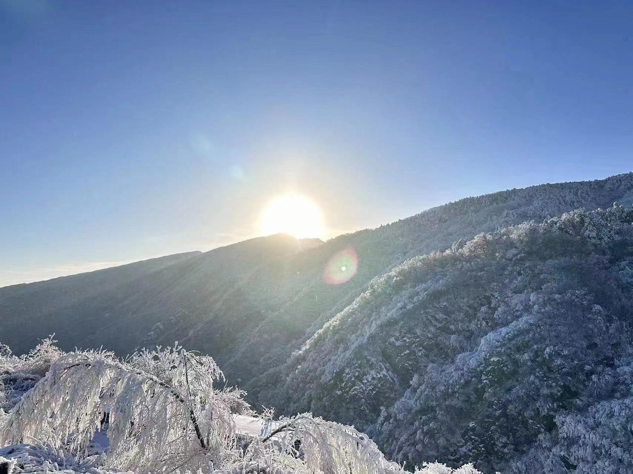 周日去了河南嵩山滑雪场滑雪，

让我体验了一场非常奇妙的滑雪之旅。

和好朋友在