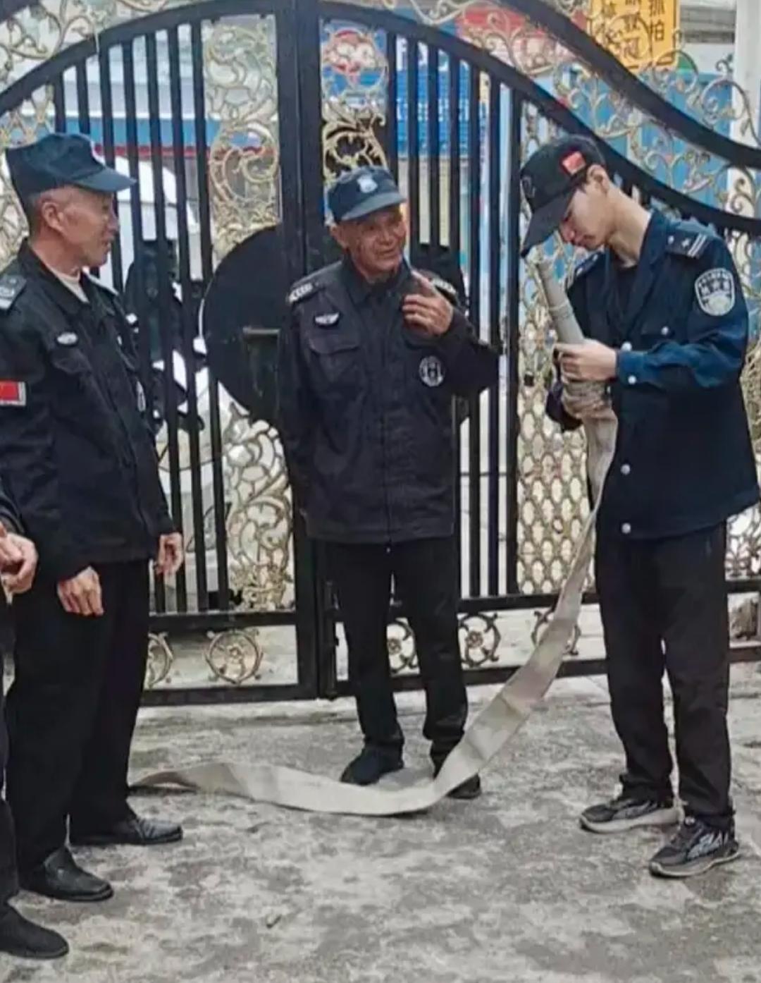 大部分当保安的每天工作时间都是12个小时，而且几乎没有节假日，就是天天上班。可是