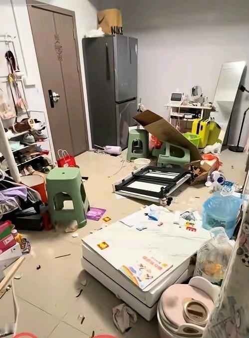 妻子买个洗碗机男人就把家给砸了，这事情不是洗碗机这么简单，而是这个女的是一个家庭