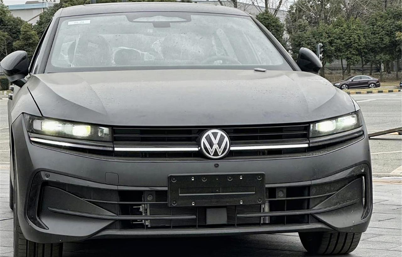 熏黑运动套件？大众新一代迈腾B9实车图。
实拍图里的新车和申报图基本保持一致
疑