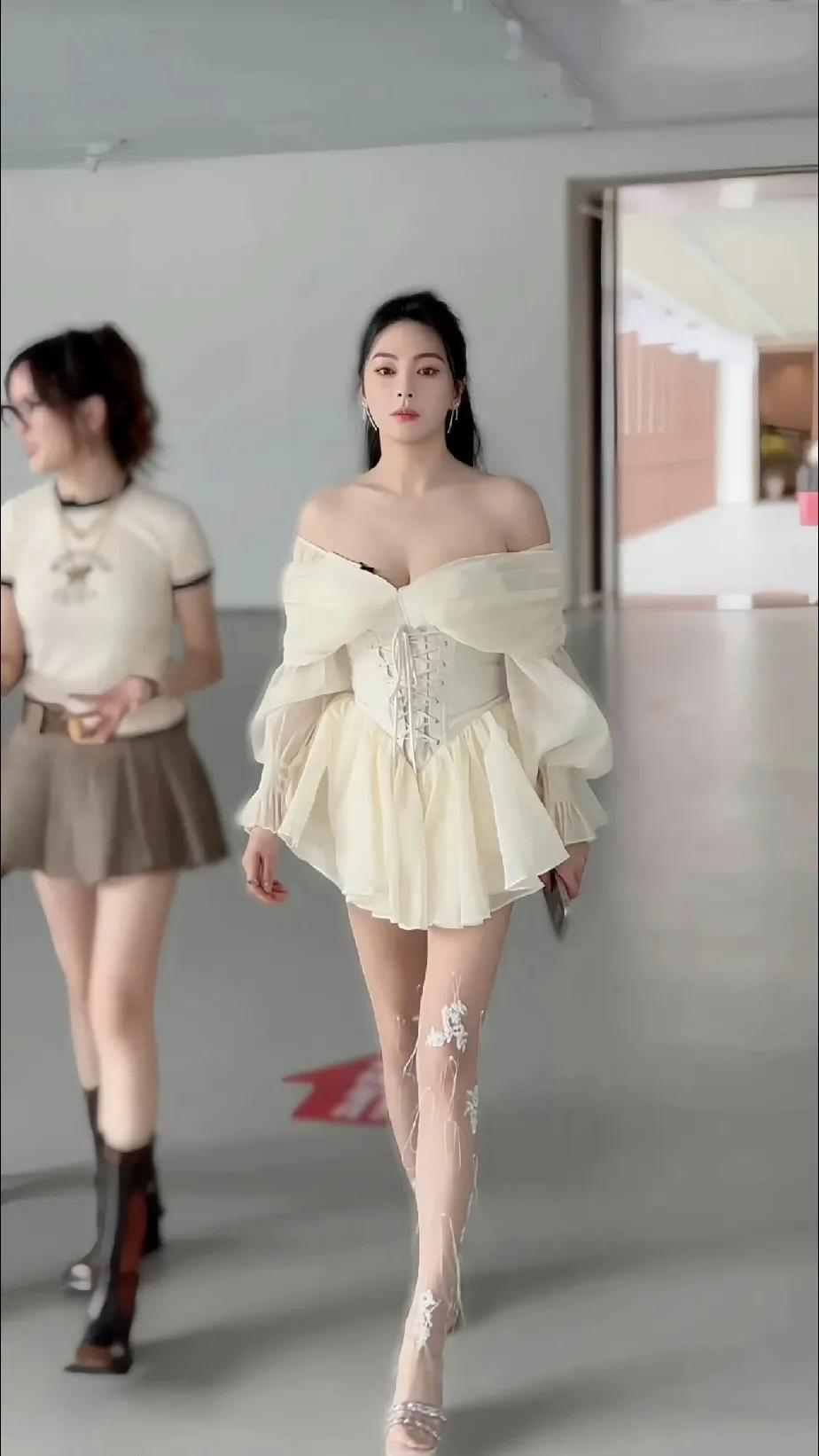 万万想不到，
大明星盛装打扮的青春少女装，
不经意间被旁边的青春少女给秒了。
在