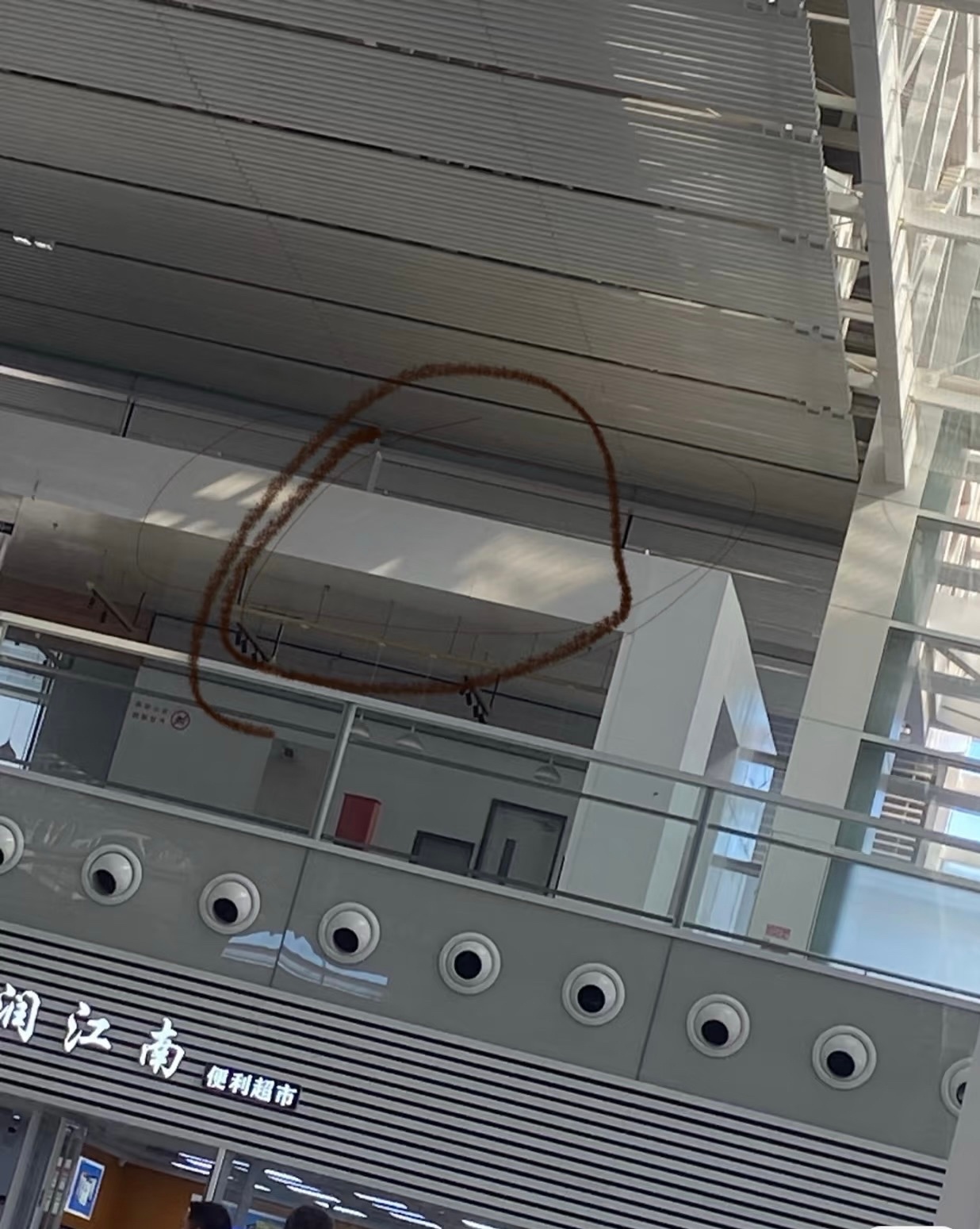 【#杭州南站坠楼男子已送医# 】 #杭州南站一男子坠楼目击者发声#  7月7日下