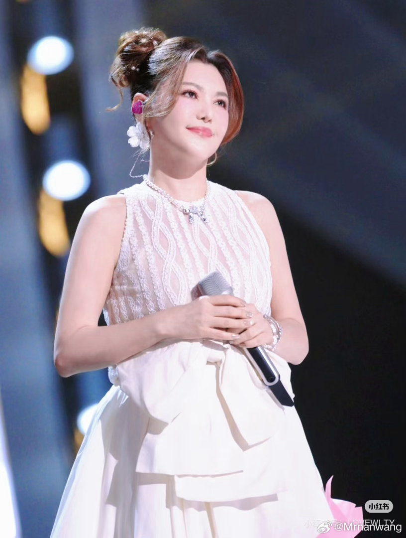 乌兰图雅发文感谢乘风舞台热烈盛夏的美好时光转瞬即逝，热爱却不会就此落幕，静候线下