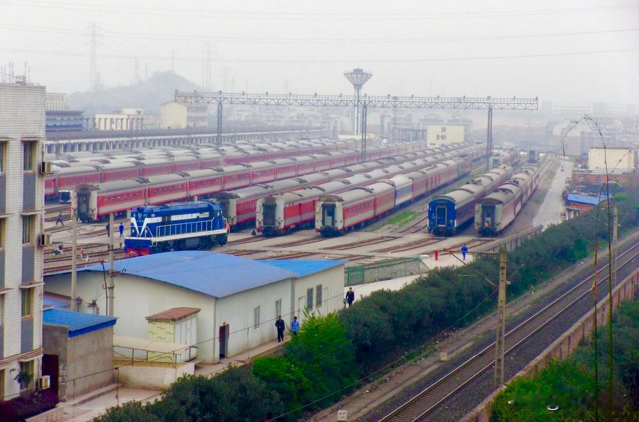 十几年前的重庆北客车整备所，这里面数量最多的客车是25G型客车，那时候这个车型是