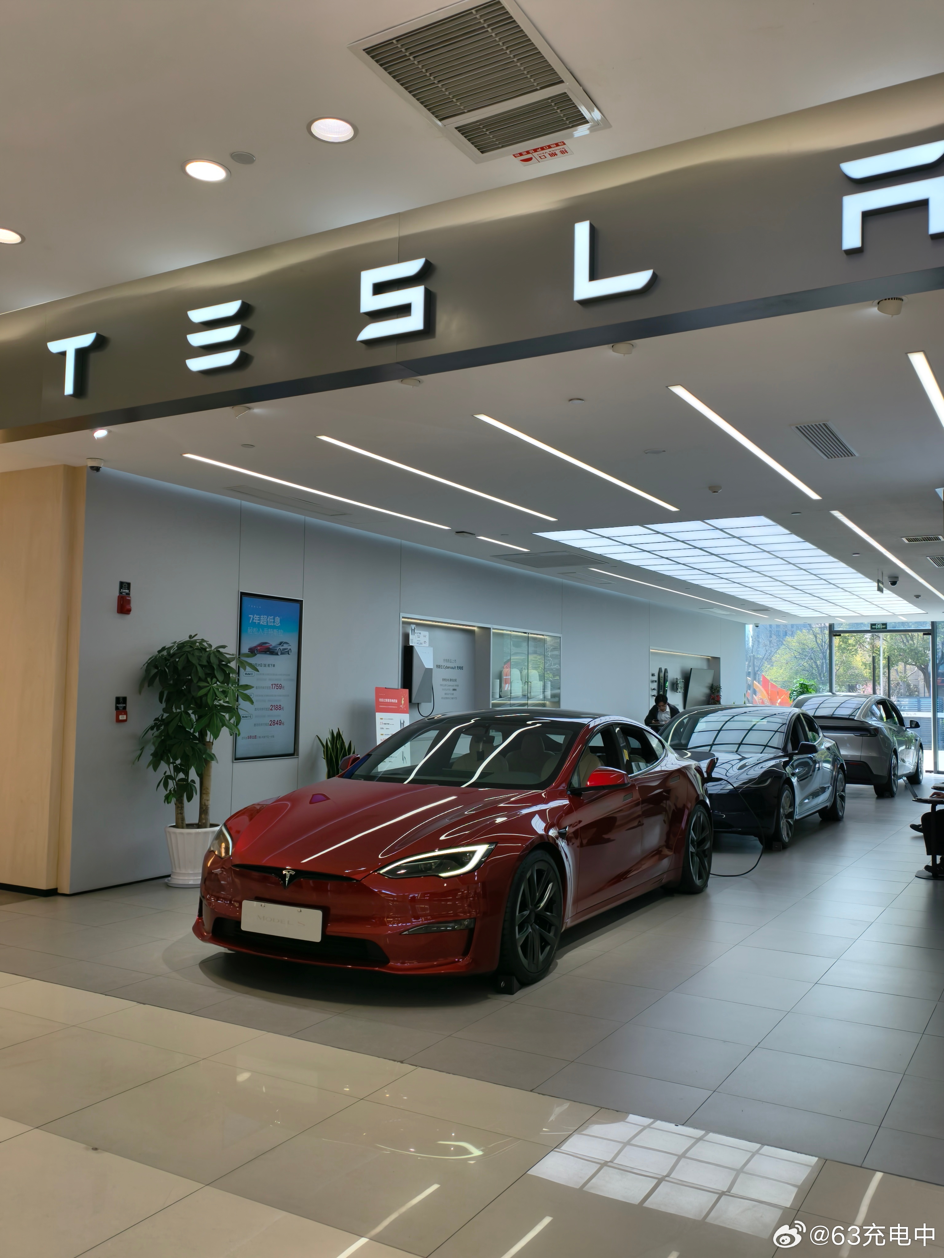 遇到一个特斯拉门店，居然还有 Model S 展车，还是 Plaid，再不卖可真