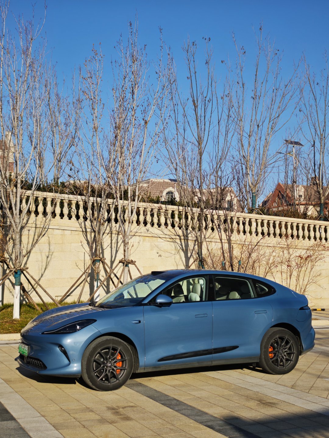 再用尼维斯蓝检验一下蓝天，今天这天气差不多～车加智能的智己LS6