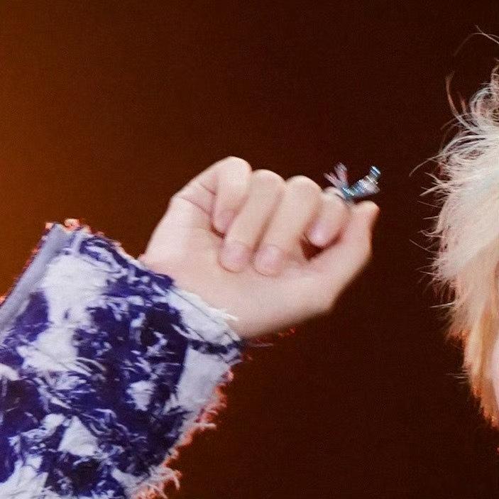 王俊凯身上有多少只蝴蝶啊啊啊啊！！谁给搭配的出来挨夸吧，好梦幻王俊凯身上有多少只