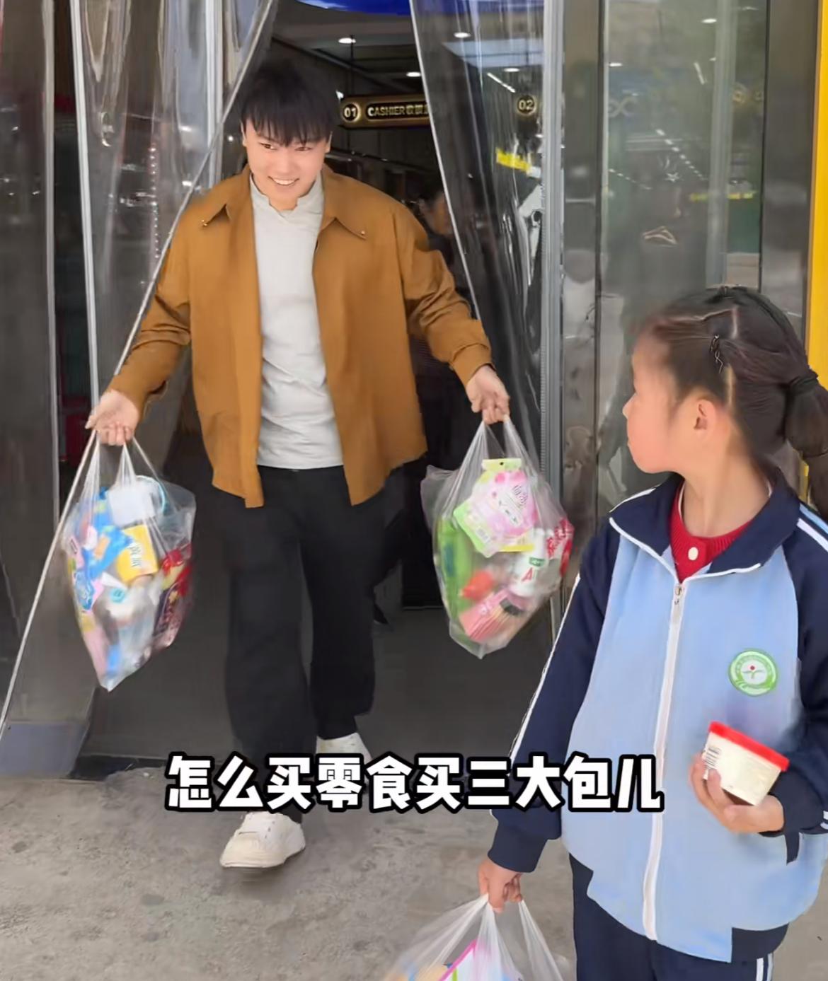 《变形计》王晨正真的是一个好舅舅，提前为丫头的女儿“小丫头”过节，还买了好多好多