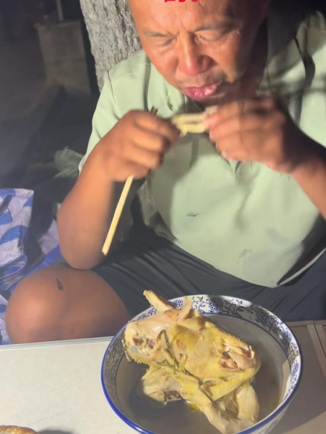 沈巍吃鸡！看他吃的津津有味，而且会把骨头吃特别干净，这也是他践行不浪费食物的日常