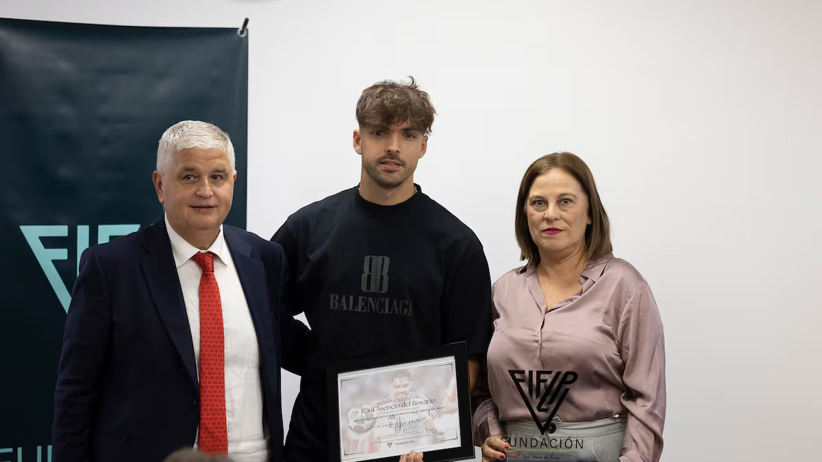 阿森西奥 在家乡因持续投身公益事业获得表彰，接受采访时谈到了球队：“有人嘘威尼修