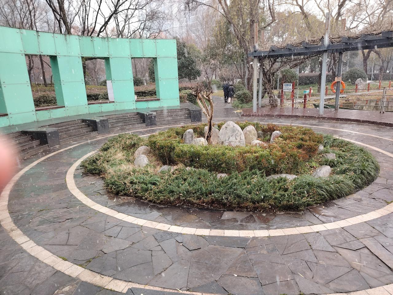 有的教师呼吁坚决取消学校延时服务，课后服务延长了学生的在校时间，是一种非人性化的