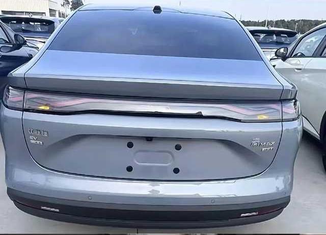 领汇07闪充版的姊妹车型:秦Max这不就来了