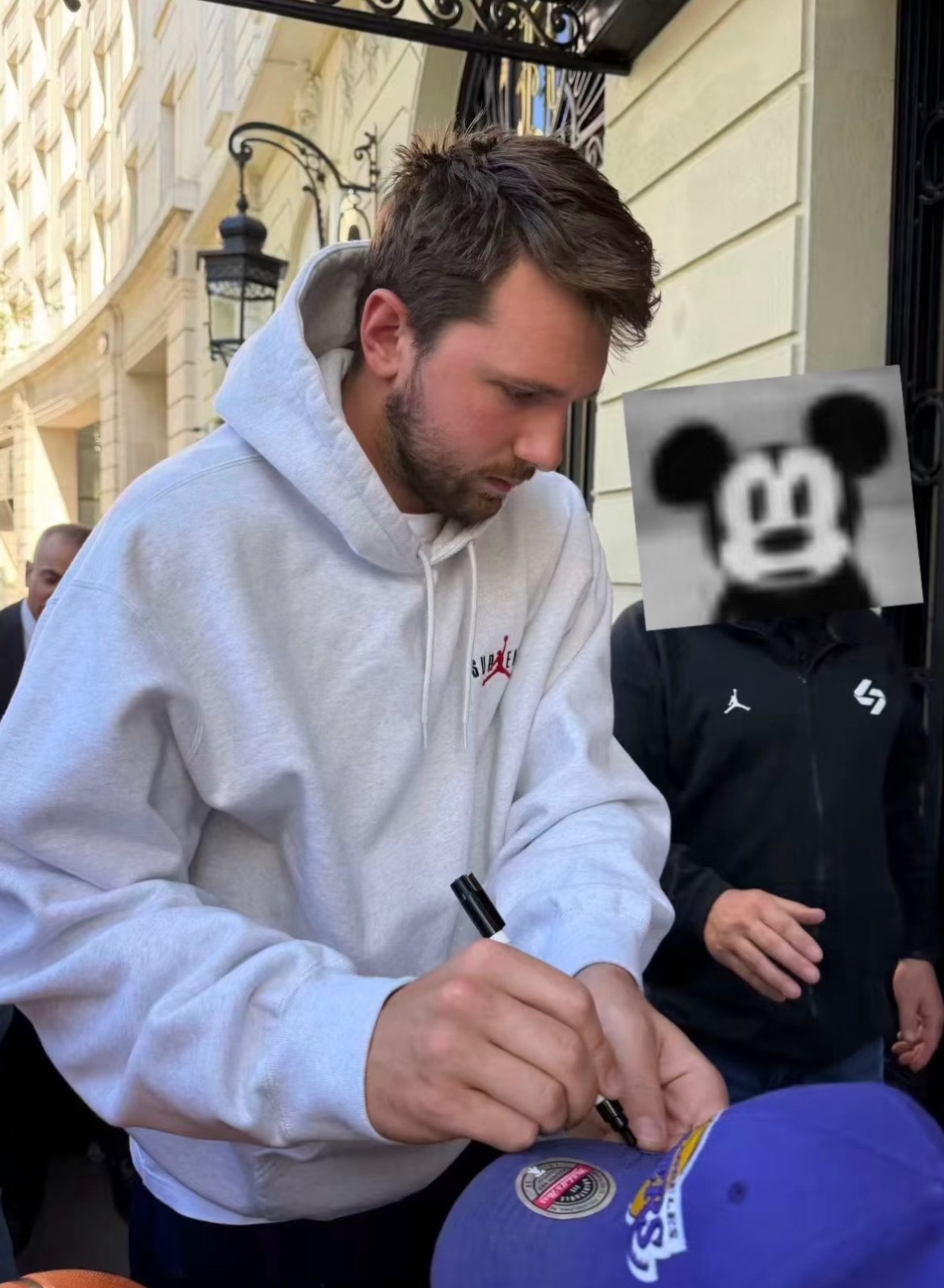 东契奇回欧洲接受治疗，有球迷偶遇到了，人在马德里！小里没在一起。东契奇将去欧洲接