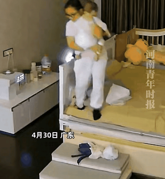 5月2日大风新闻报道，广东，一保姆抱着小宝宝准备下床，脚踩在床边地垫上，不小心踩
