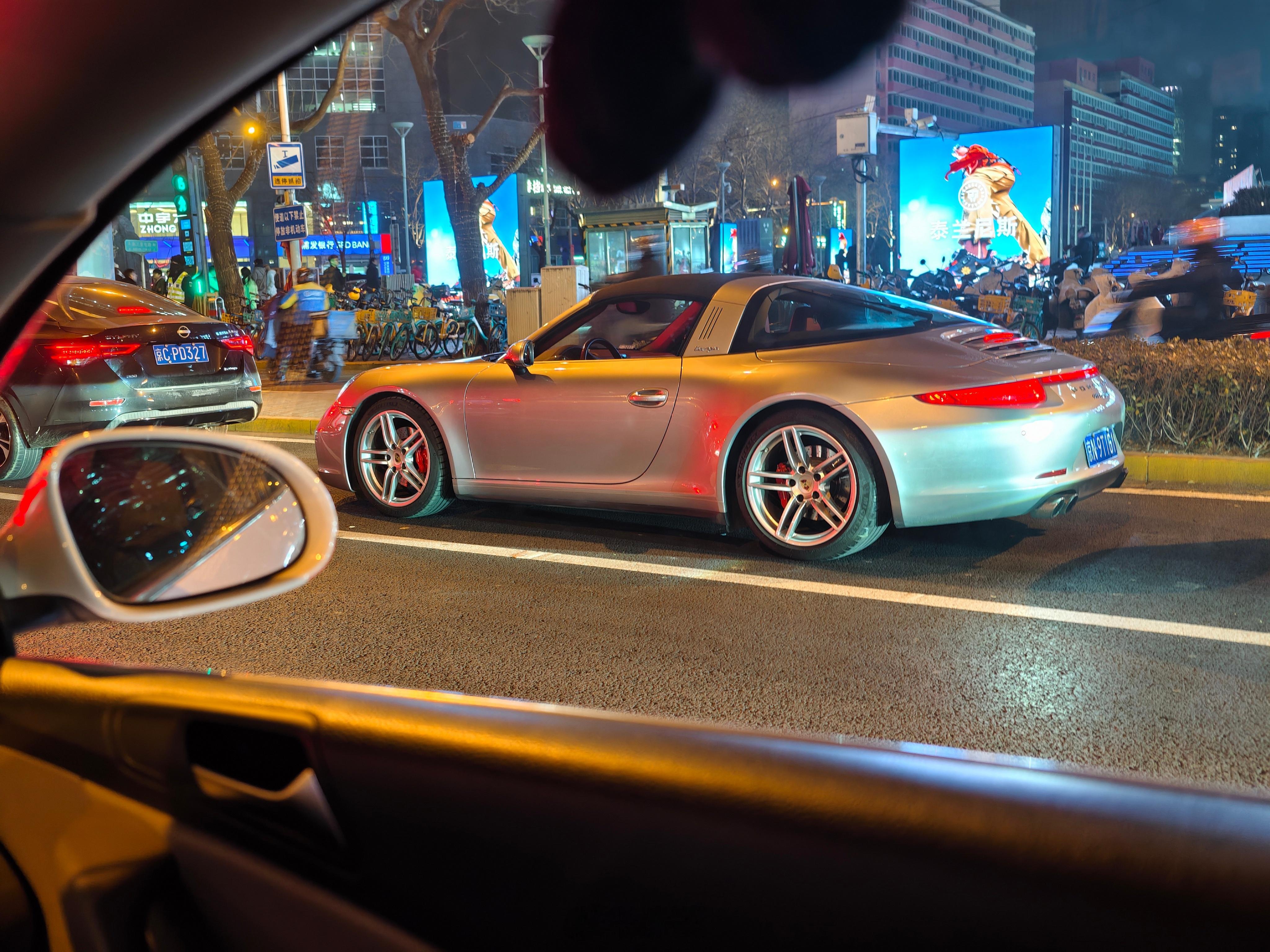 992 Targa如今不算少见，但991的Targa 4还是第一次拍到野生的你的