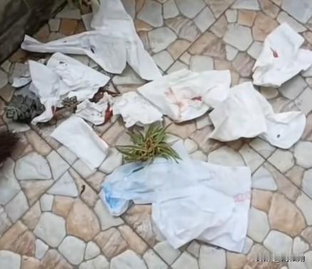 太缺德！带血的卫生巾、计生用品从天而降
近日，有网友发布视频曝光所在小区出现恶劣
