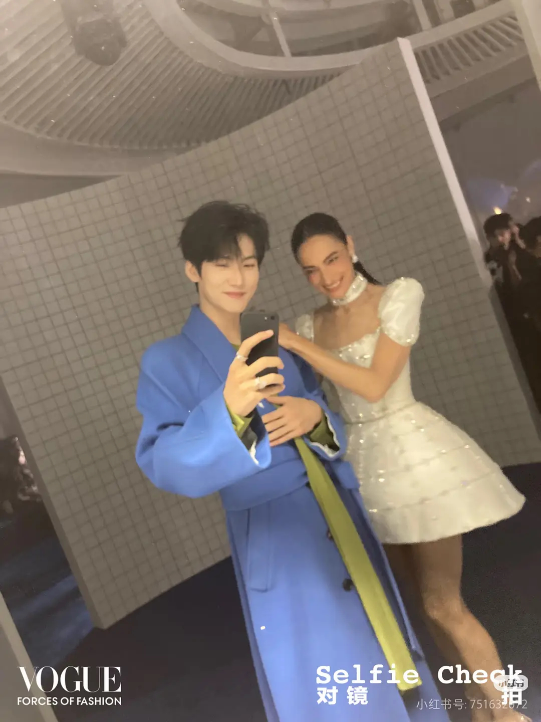 VOGUE明星合照环节，这个背景真不是在澡堂吗？[汗] ​​​