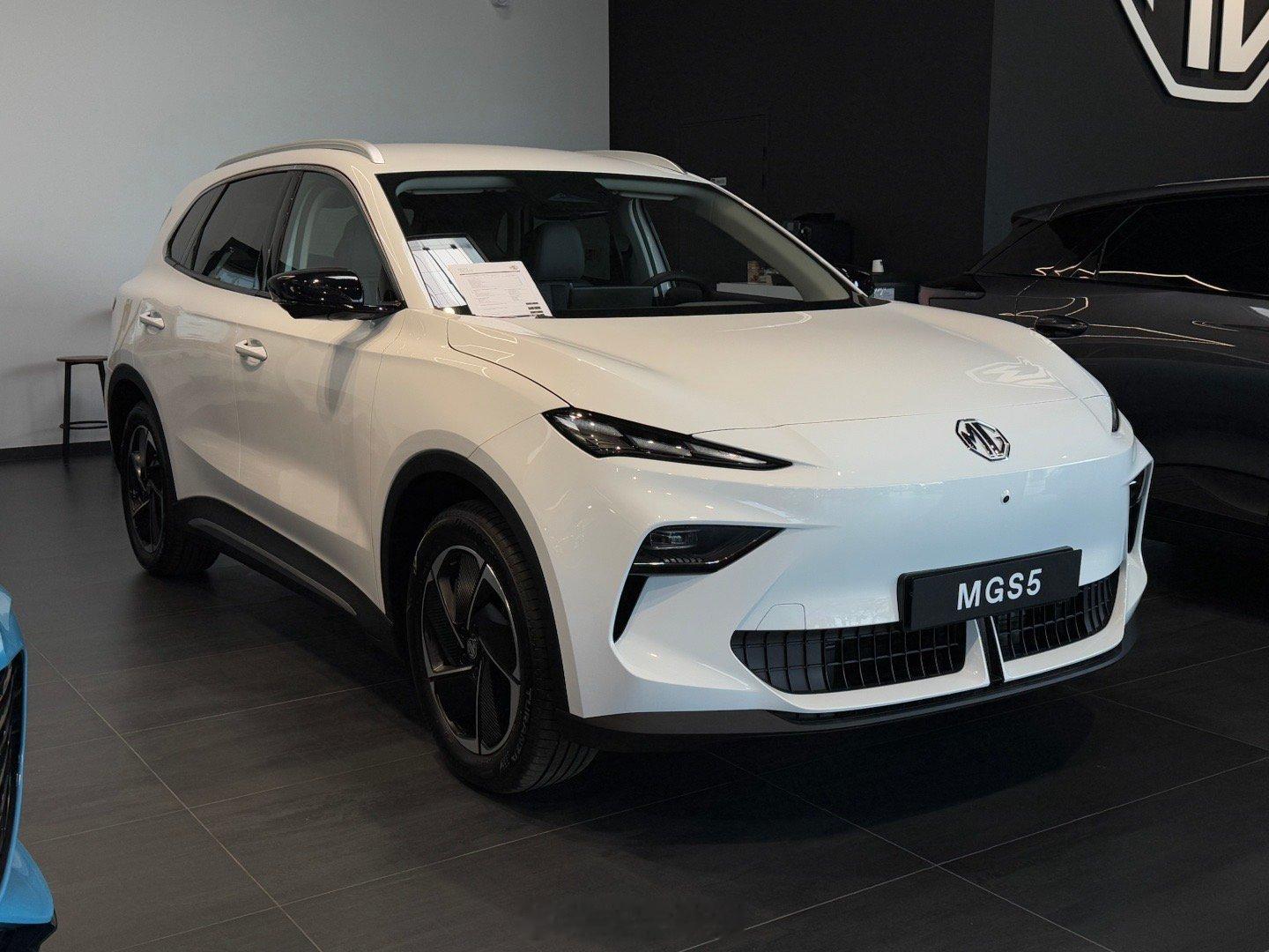 看了一下MG S5，也就是国内的名爵ES5。 实拍车型的售价高达3.8万欧元，现