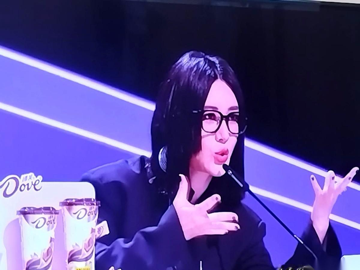 真的，我一度怀疑我看的不是唱歌比赛，是尚雯婕的个人脱口秀巡演第一场。
选手在台上