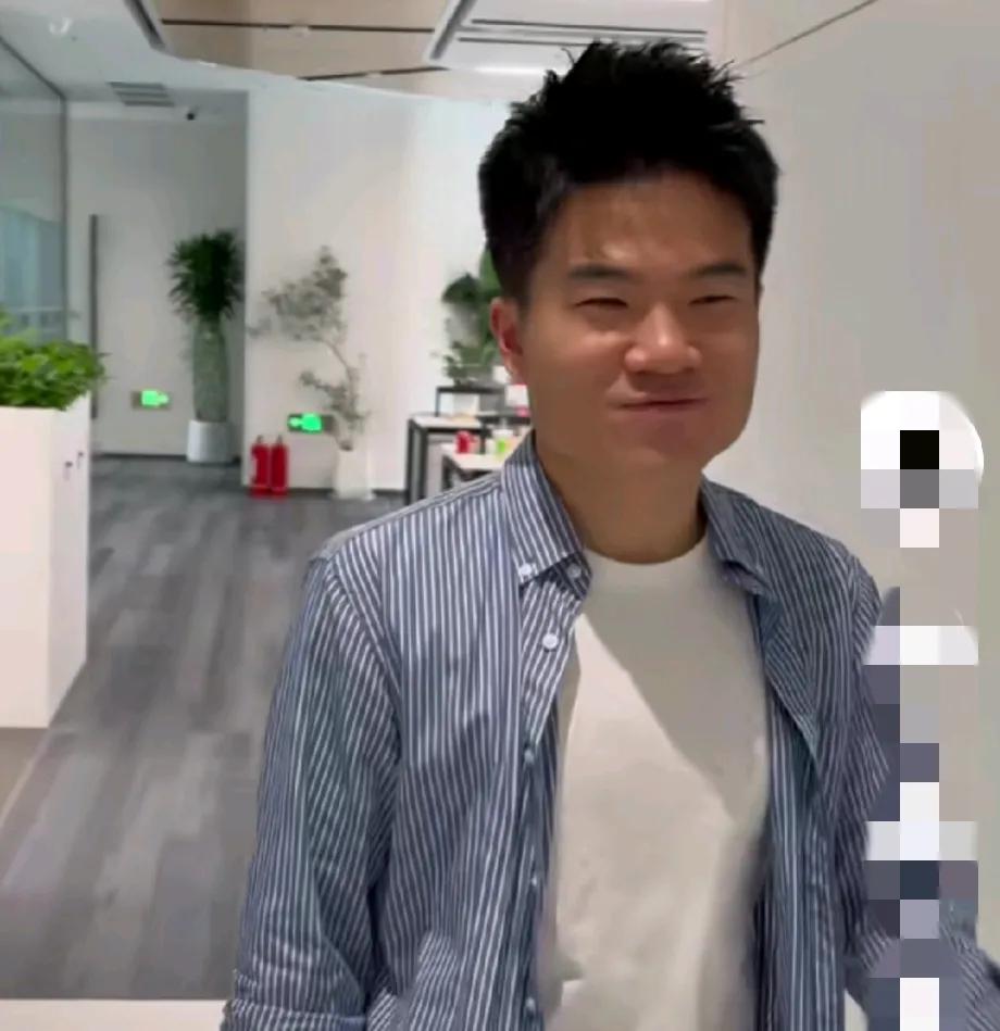 与辉同行小伙伴们都出发了！但是，在出发前，有人透露才艺小秘密！

小贝说，董董要