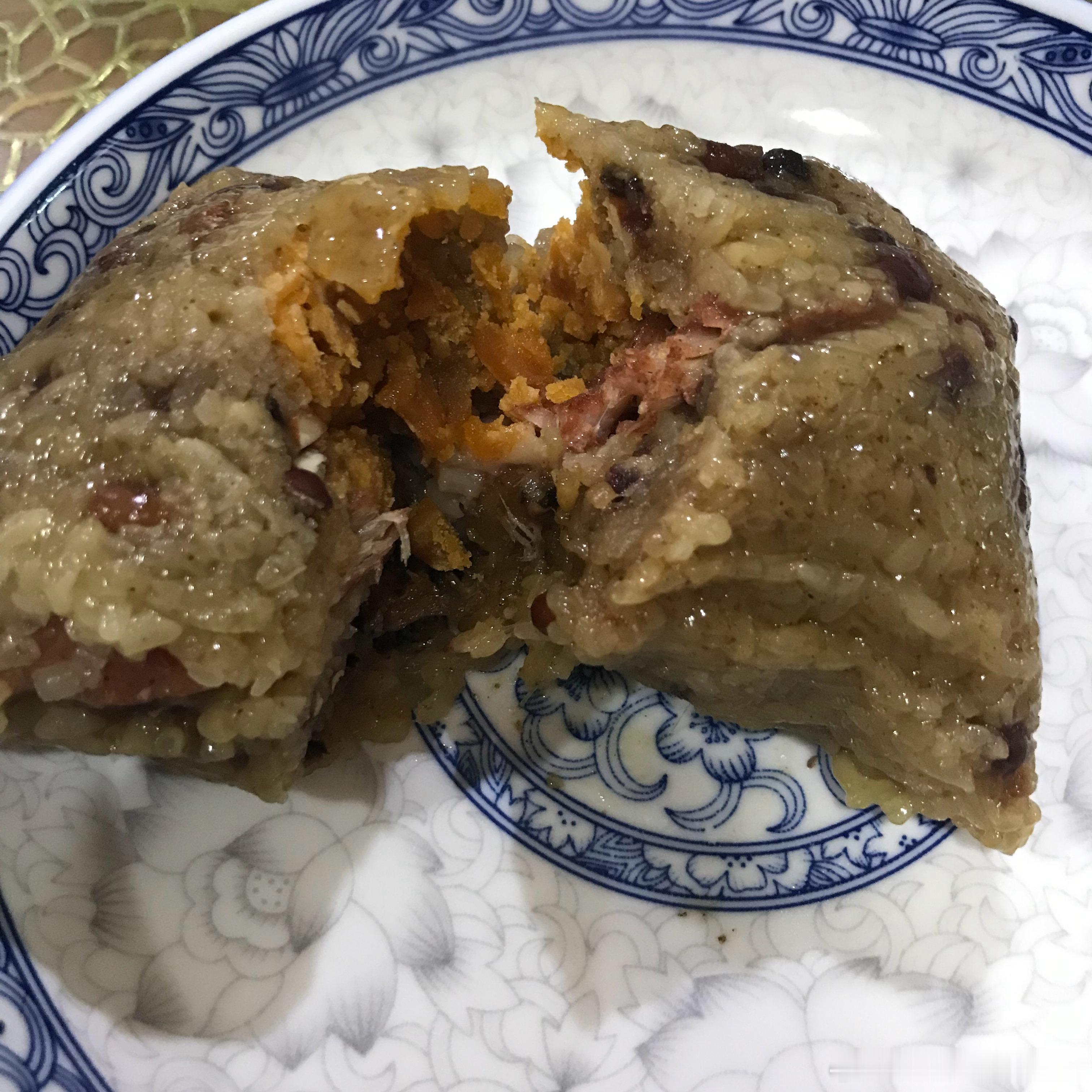 我最爱的肉粽有蛋黄有栗子有肥瘦相间的肉配上可口可乐，太好吃啦~ 