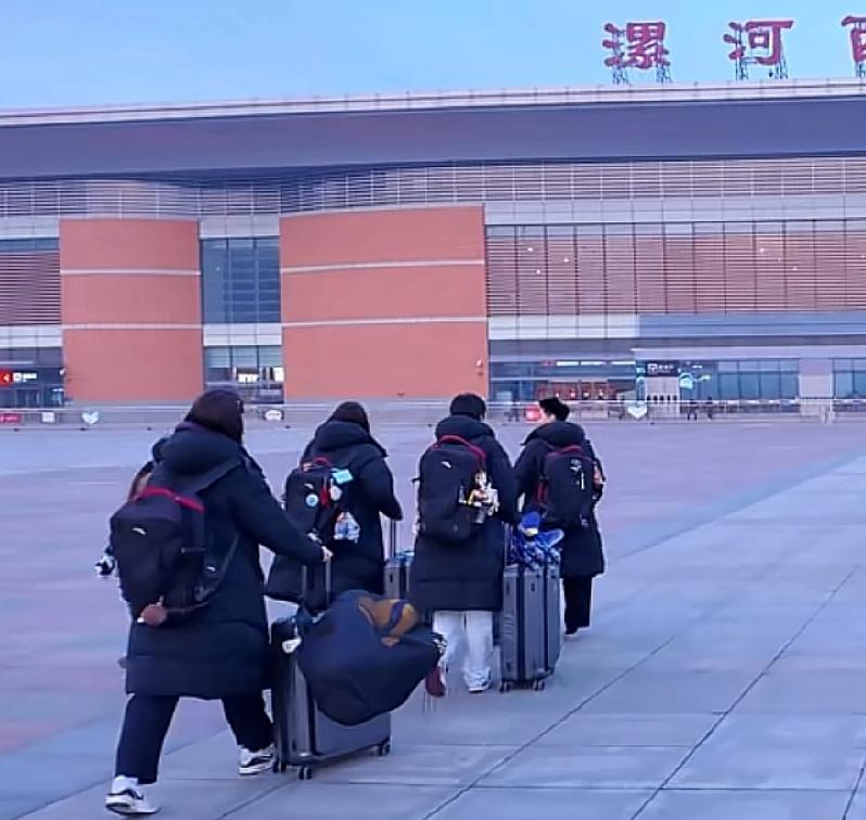 天津女排今天从河南出发返回天津！昨天晚上季后赛最后一场比赛结束，天津女排本场比赛