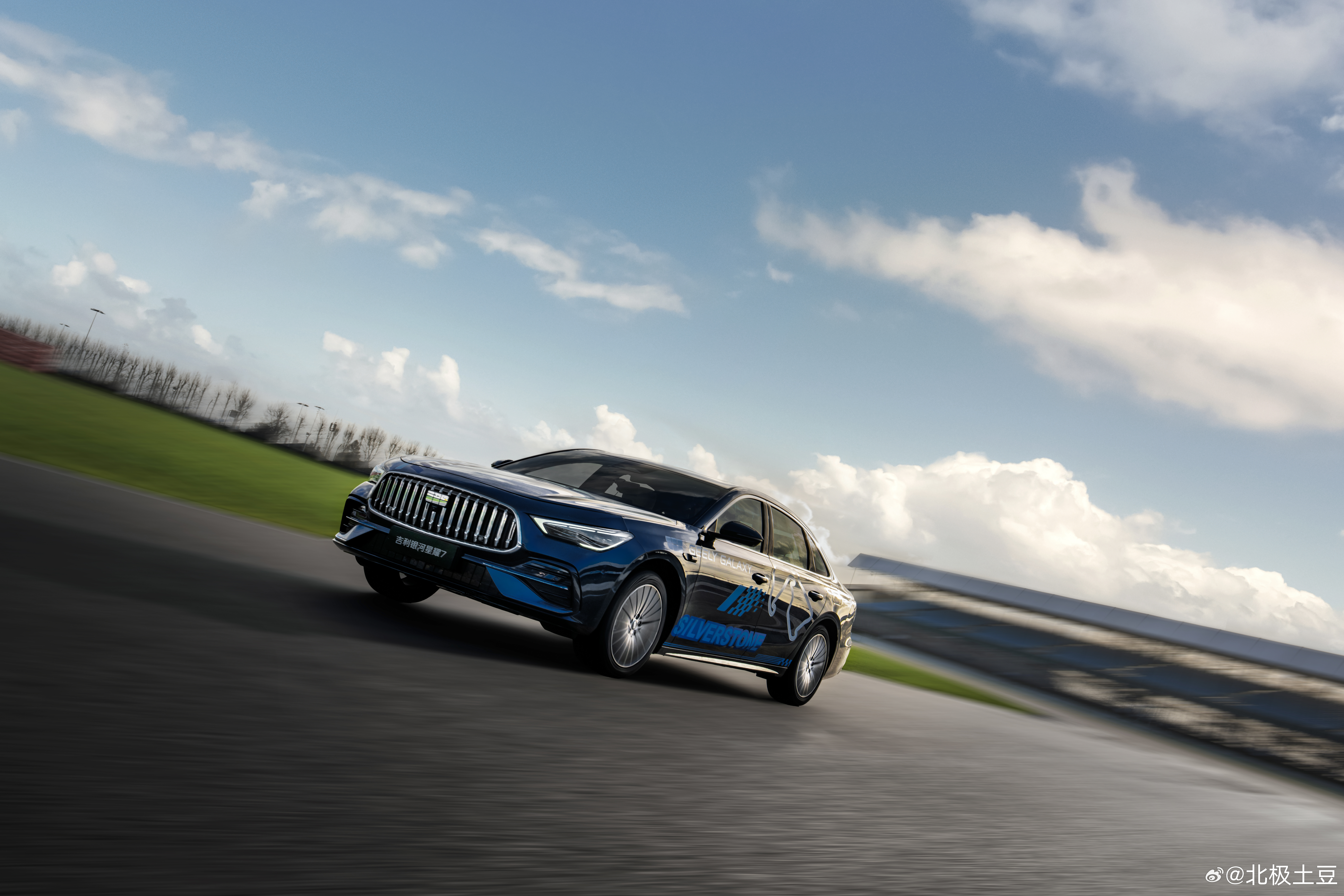 星耀7在F1创始赛道完成动态首测银石赛道是F1发源地，1950年举办首届F1世锦