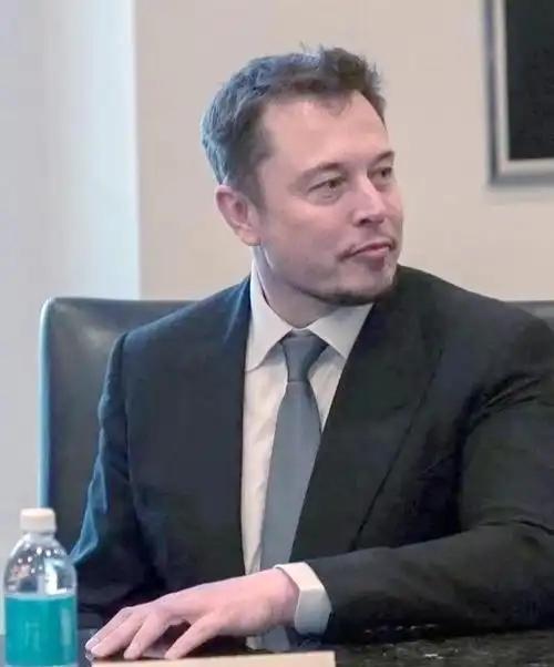 昨晚圈内小聚，一位跑国际新闻的老记者抿了口茶，压低声音跟我们聊起最近中美舆论场上