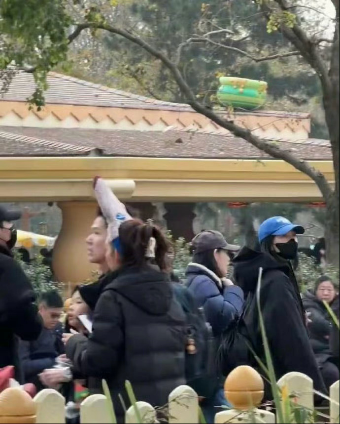 高圆圆赵又廷带女儿去迪士尼 公主回家啦！！高圆圆的幸福溢出屏幕了，好温馨的一家 