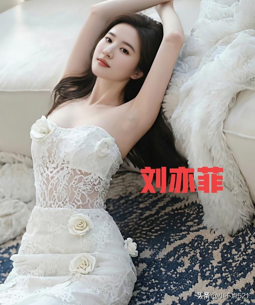 刘亦菲这造型也太美了！[比心]白色蕾丝花边在灯光下闪得我移不开眼，卷发温柔又带点