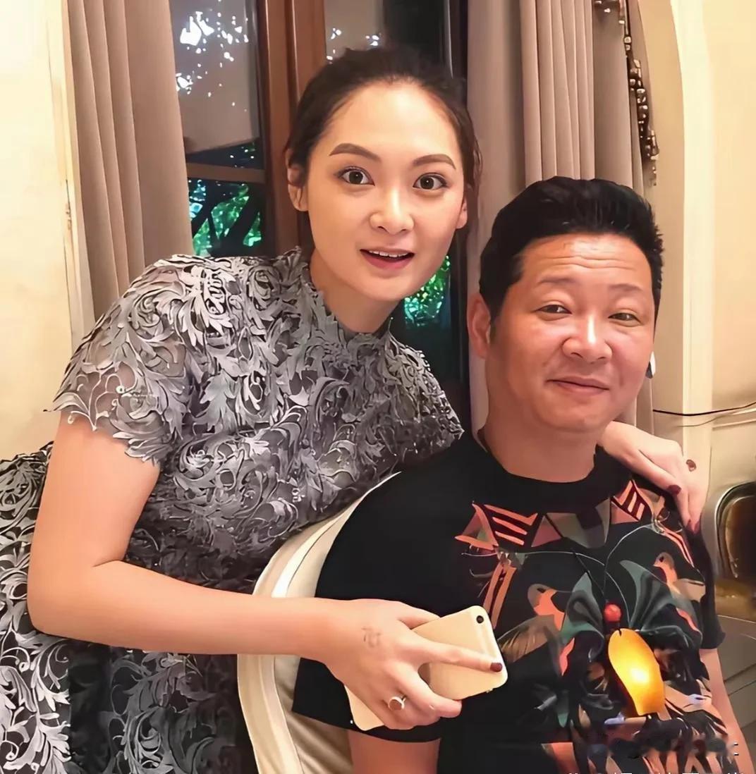 外形差距巨大，赵亮与模特妻子的婚姻太圈粉
 
很多人初见这对夫妻，都会被两人的身