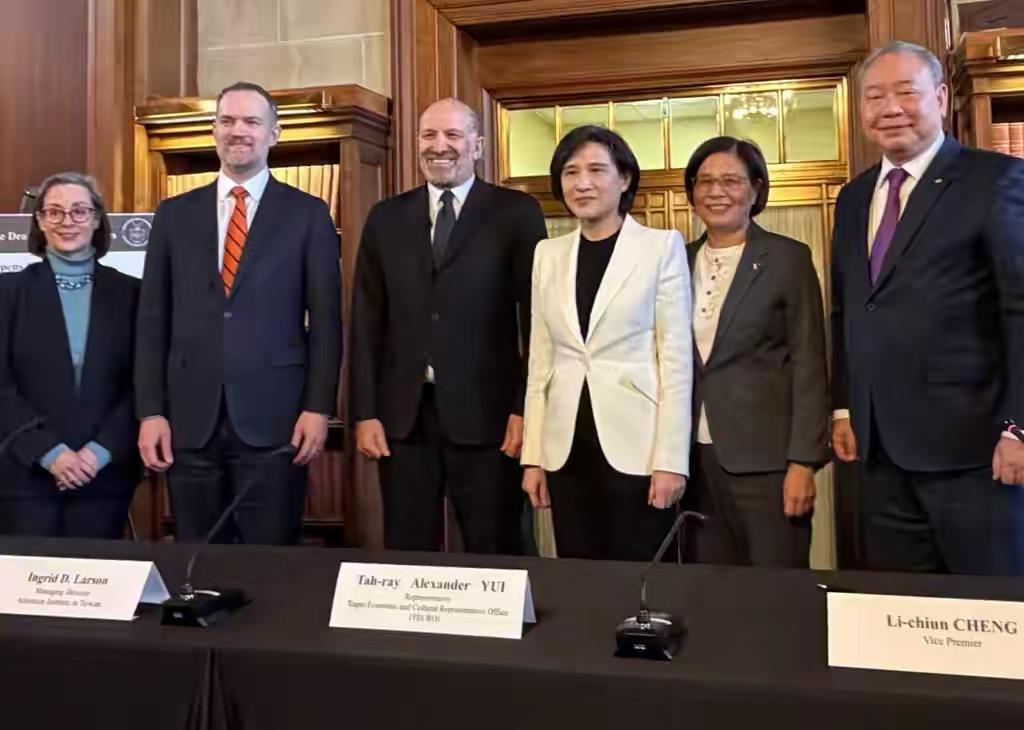 你们看真郑丽君旁边那几个美国佬，笑的合不拢嘴，15日台湾地区与老美签订投资500