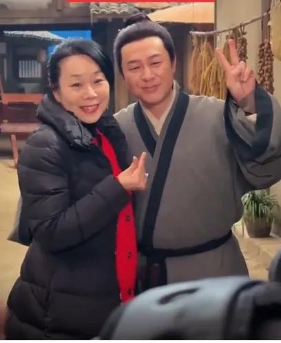 张馨予妈妈追星张颂文，原来张馨予妈妈也是追星族，去探班女儿片场，不过是为了追星啊