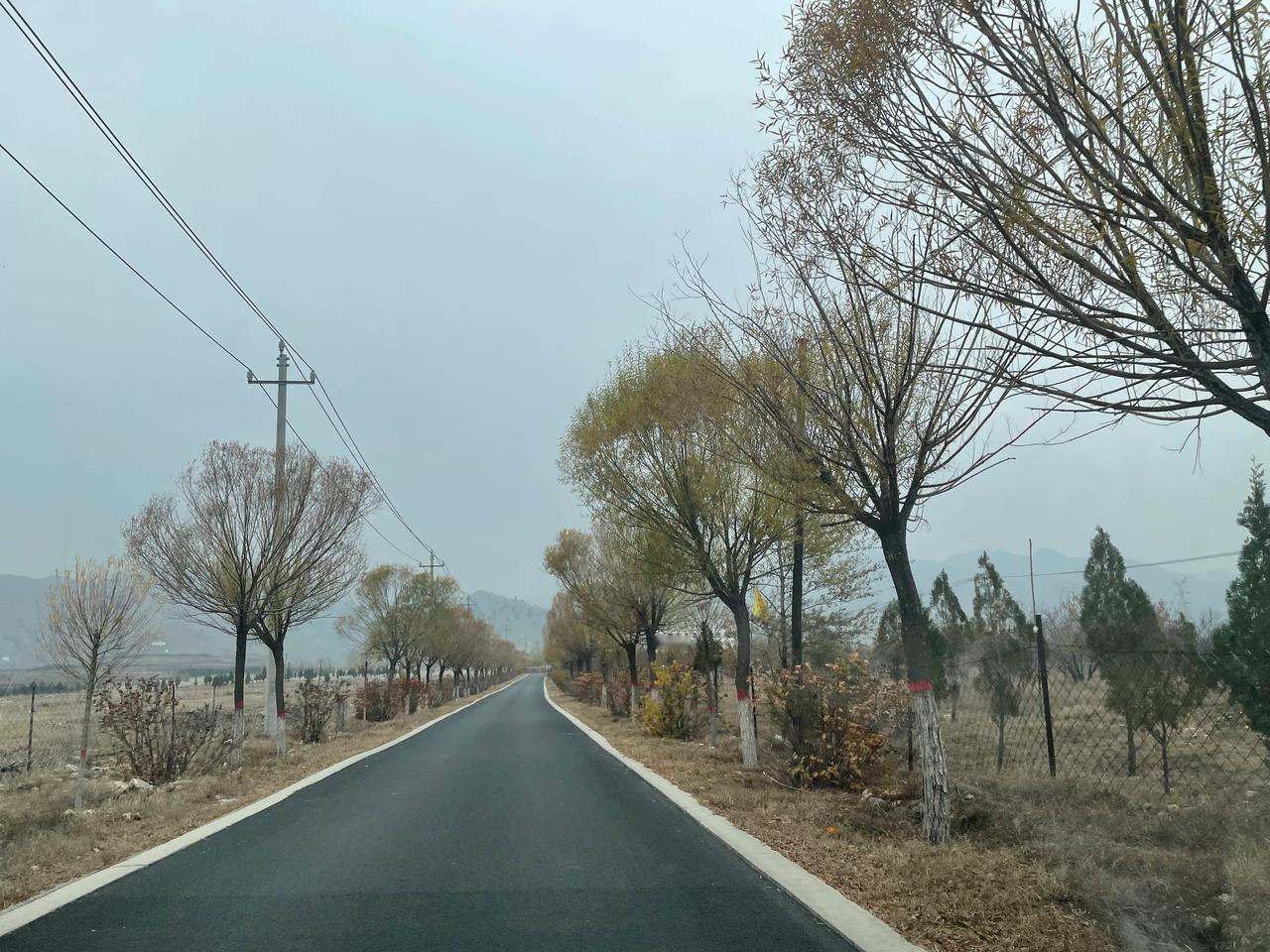 看完老妈回来的路上不想回家，想着去哪里转悠转悠，突然看到路边标牌上写有大罕台旅游