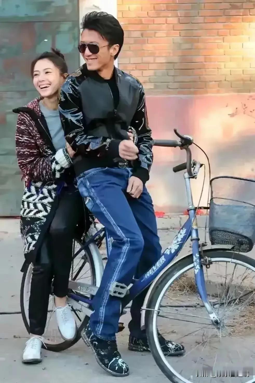 这是2014年电影《一生一世》的一张剧照，照片中的帅哥谢霆锋骑着一辆破旧的自行车